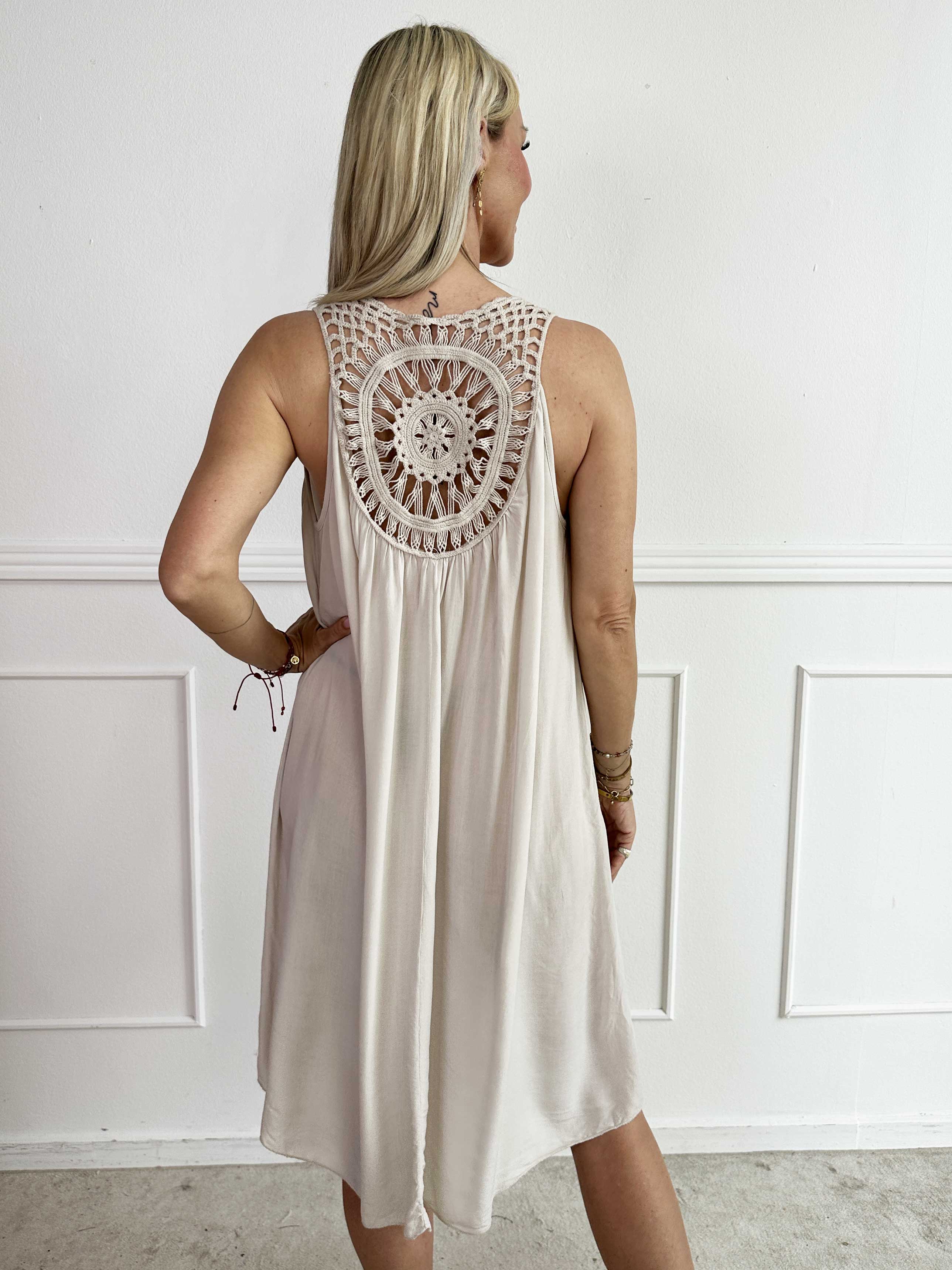 Medea - Simpel sommerkjole i viskose med broderet ryg